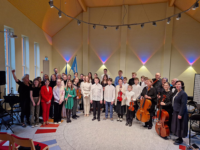 Universum orķestra bērni nostājušies pozē